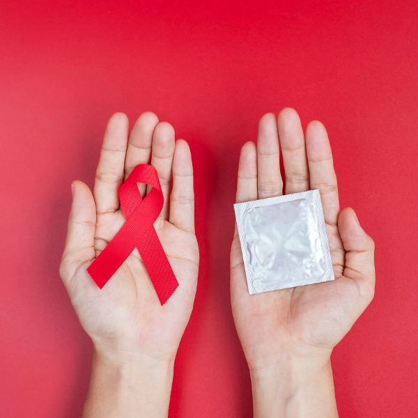 manos sosteniendo una cinta roja como símbolo de la prevención de las its