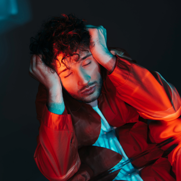 hombre con preocupación emocional relacionada con los síntomas de la ansiedad