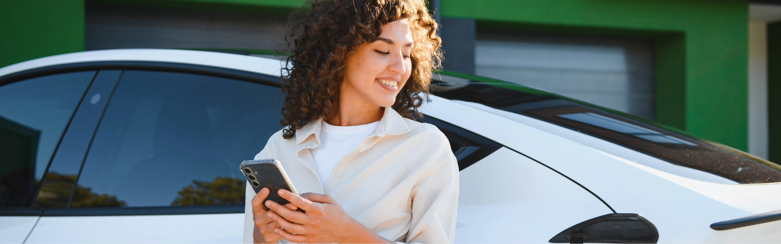 auto eléctrico cargándose como parte de los beneficios de los autos eléctricos