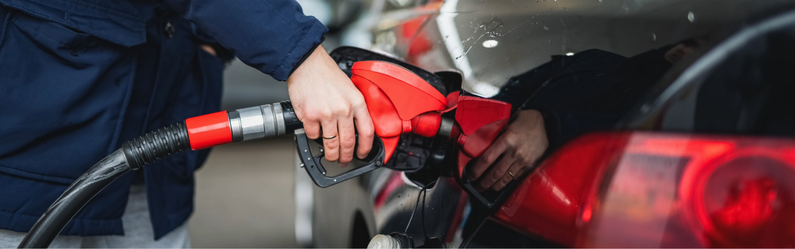 persona tanqueando su carro de gasolina