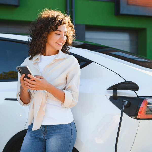 auto eléctrico cargándose como parte de los beneficios de los autos eléctricos