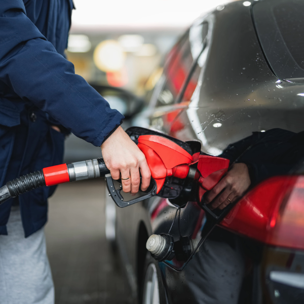 persona tanqueando su carro de gasolina