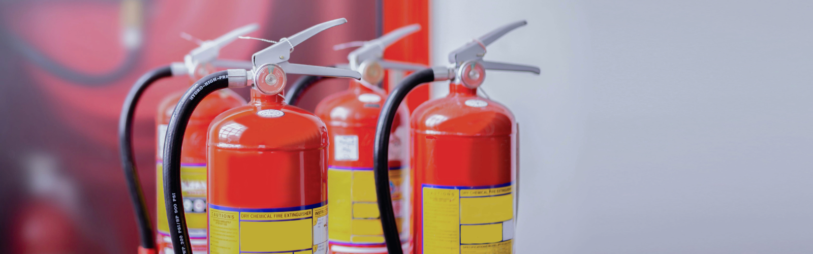 extintores dispuestos sobre una superficie de madera, utilizados para la prevención y atención de incendios