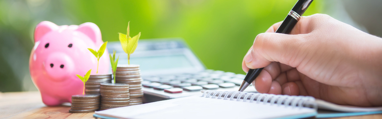 mano de una mujer organizando sus finanzas personales