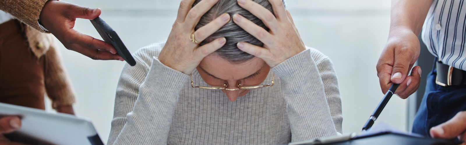 mujer en oficina mostrando signos de estrés laboral, reflejando la importancia de la salud mental en el trabajo