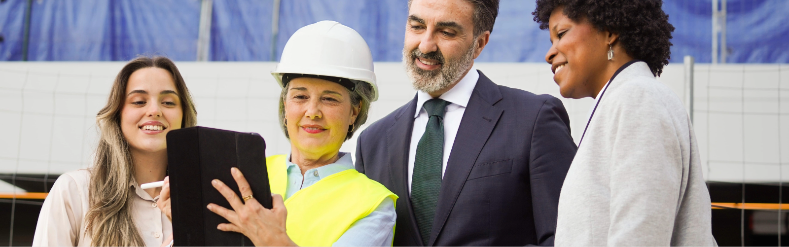 colaboradores de una empresa revisando procesos y proyectos como parte de un sistema de gestión de la seguridad y salud en el trabajo
