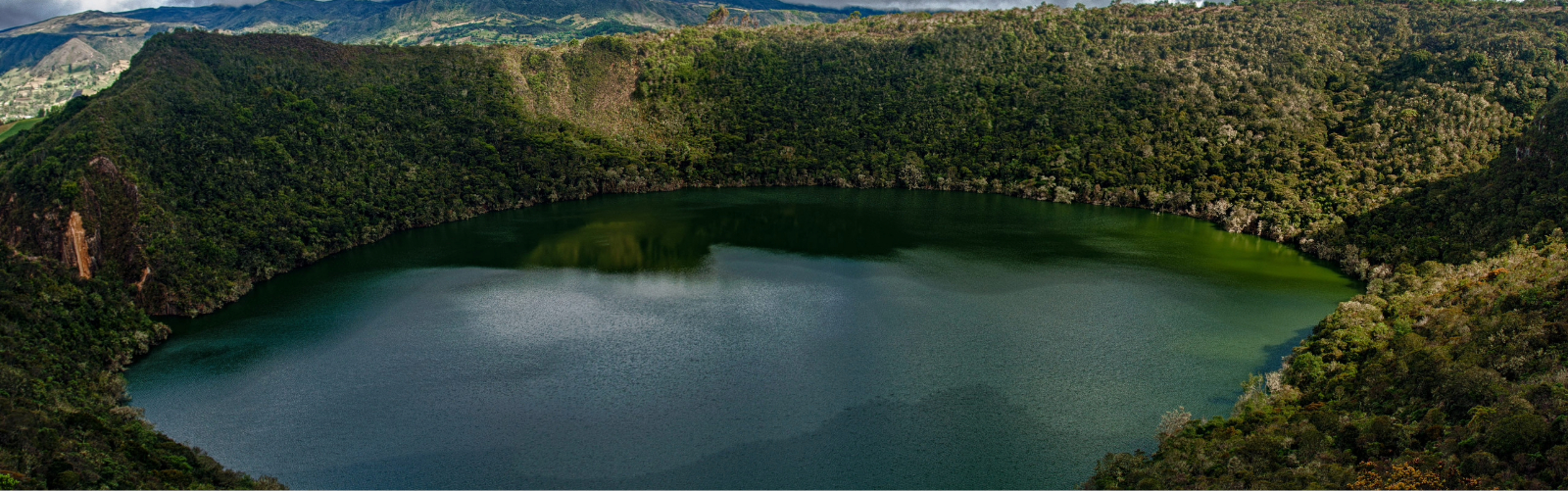 paisaje de lago natural en Colombia, uno de los destinos cerca de Bogotá para disfrutar de la naturaleza
