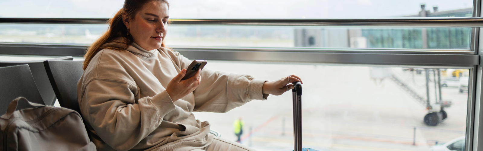pasajera en un aeropuerto internacional siguiendo consejos para viajar seguro al exterior