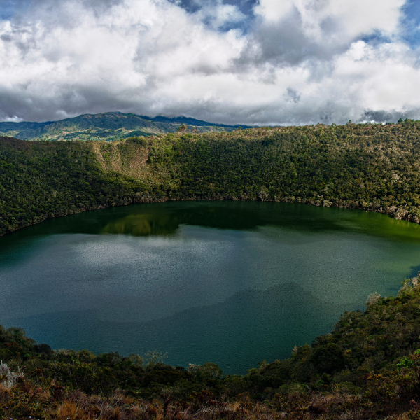 paisaje de lago natural en Colombia, uno de los destinos cerca de Bogotá para disfrutar de la naturaleza