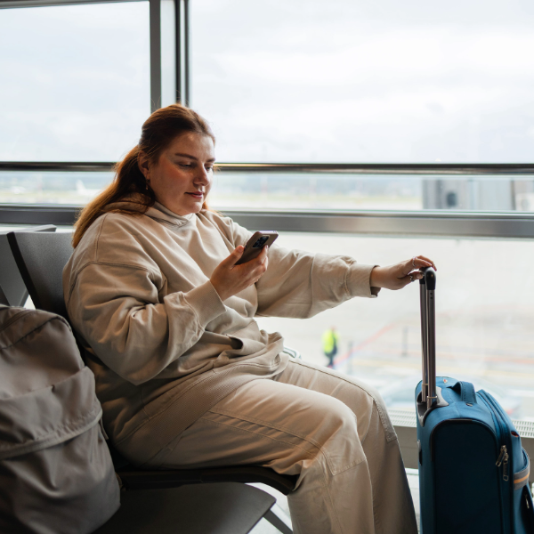 pasajera en un aeropuerto internacional siguiendo consejos para viajar seguro al exterior