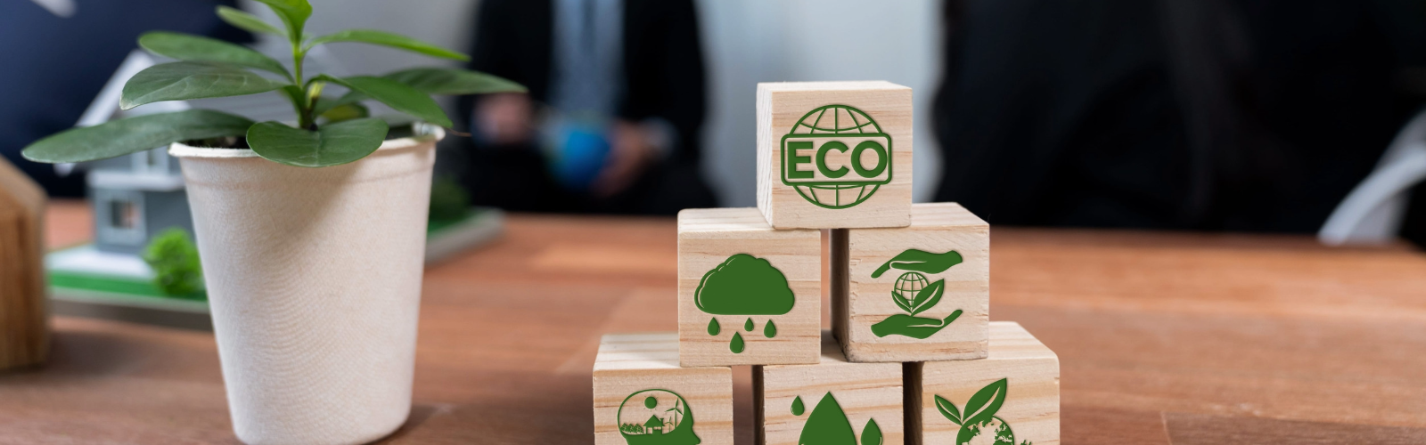 cubos de madera con símbolos ecológicos que representan la sostenibilidad empresarial