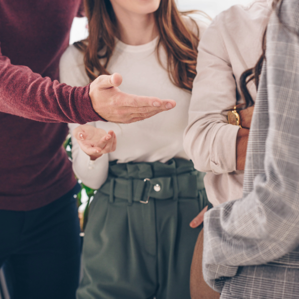 grupo de personas dialogando en comunidad y fortaleciendo la convivencia mediante la comunicación