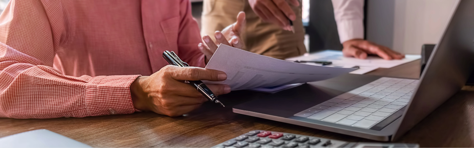 equipo de negocios en reunión analizando datos financieros para la devolución del IVA