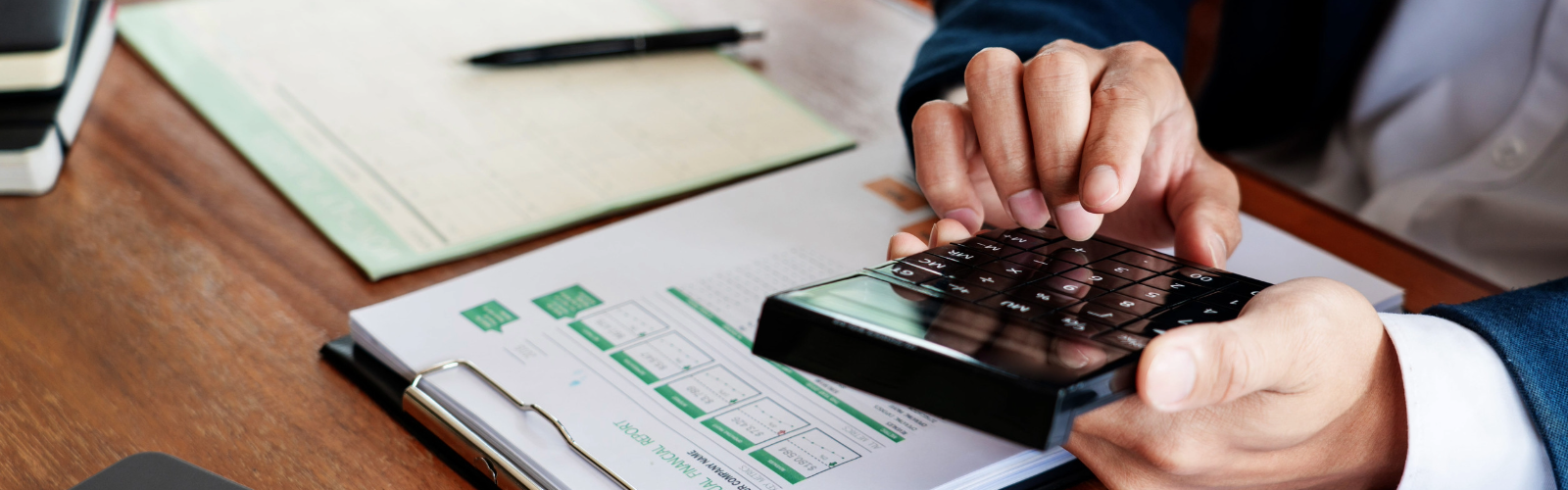 hombre de negocios analizando cifras financieras y calculando valores relacionados con la retención en la fuente