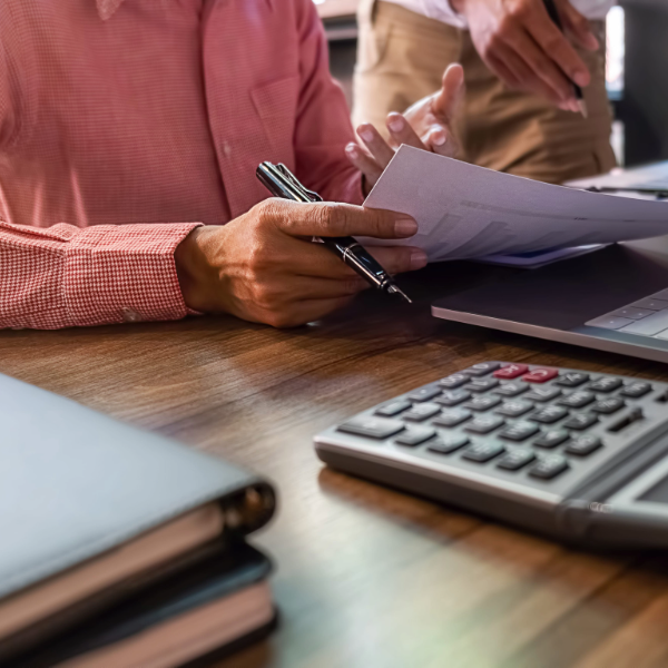 equipo de negocios en reunión analizando datos financieros para la devolución del IVA