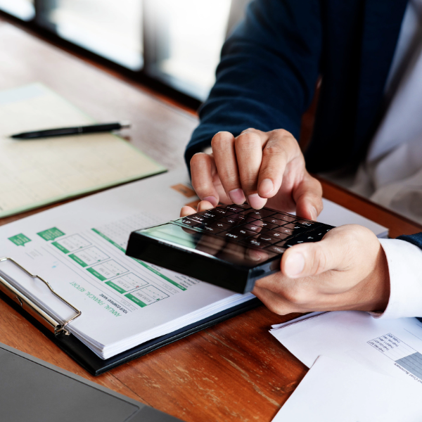 hombre de negocios analizando cifras financieras y calculando valores relacionados con la retención en la fuente