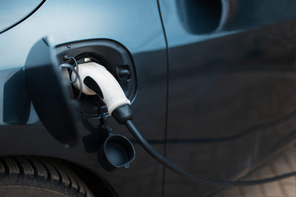 auto eléctrico cargándose en una estación de carga