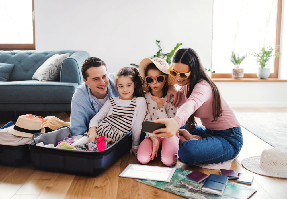 familia empacando para un viaje a destinos cerca de Bogotá durante sus vacaciones