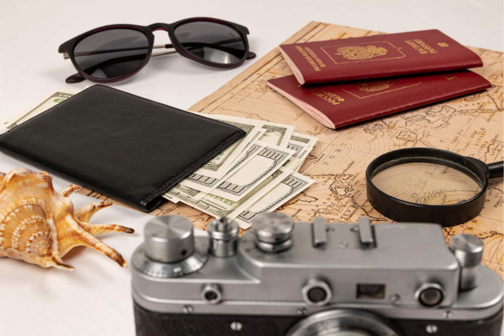 pasaportes, mapa del mundo y accesorios de viaje para ilustrar consejos para viajar seguro al exterior