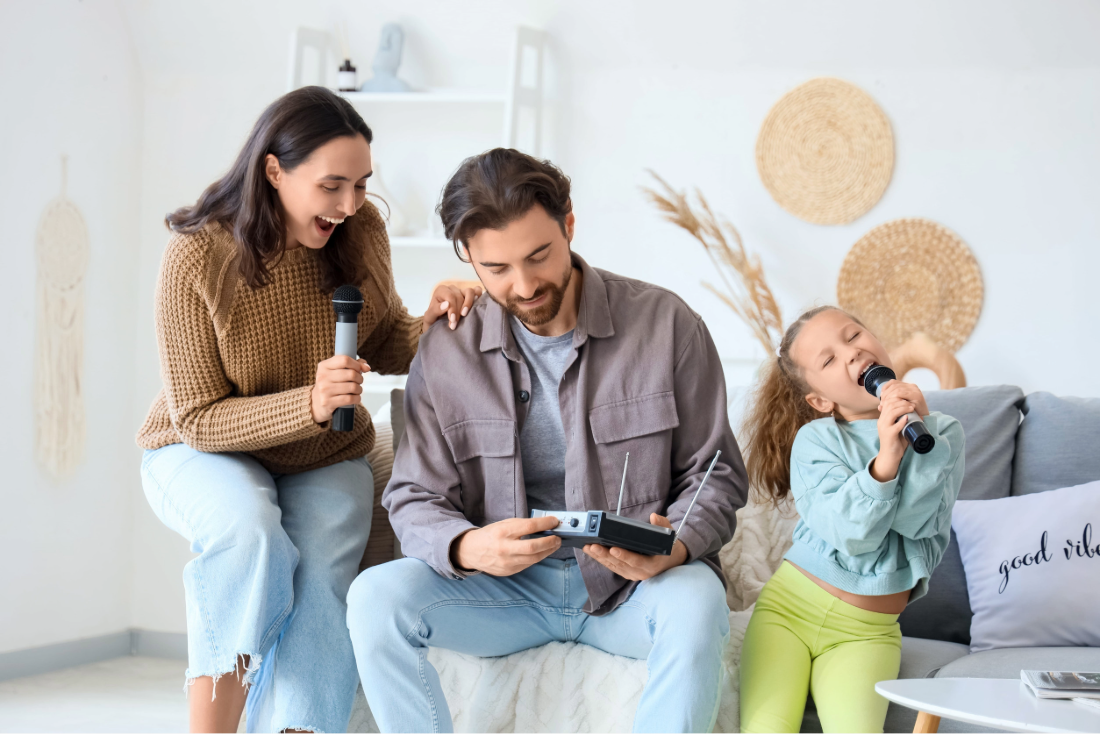 Padres e hijos cantando con micrófonos en casa