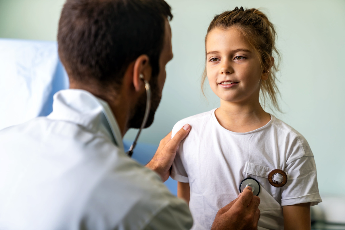 chequeo médico pediátrico donde un médico realiza un examen físico a un niño como parte de la salud preventiva