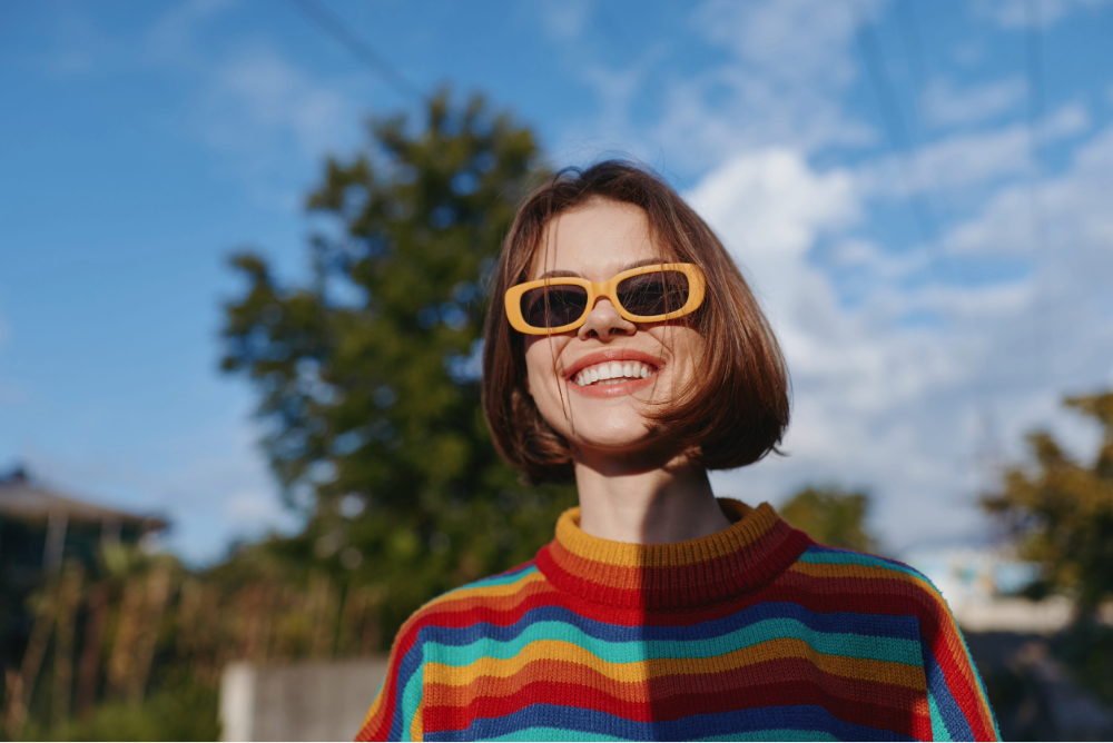 mujer joven usando gafas con filtro UV como forma de protección frente a la radiación solar