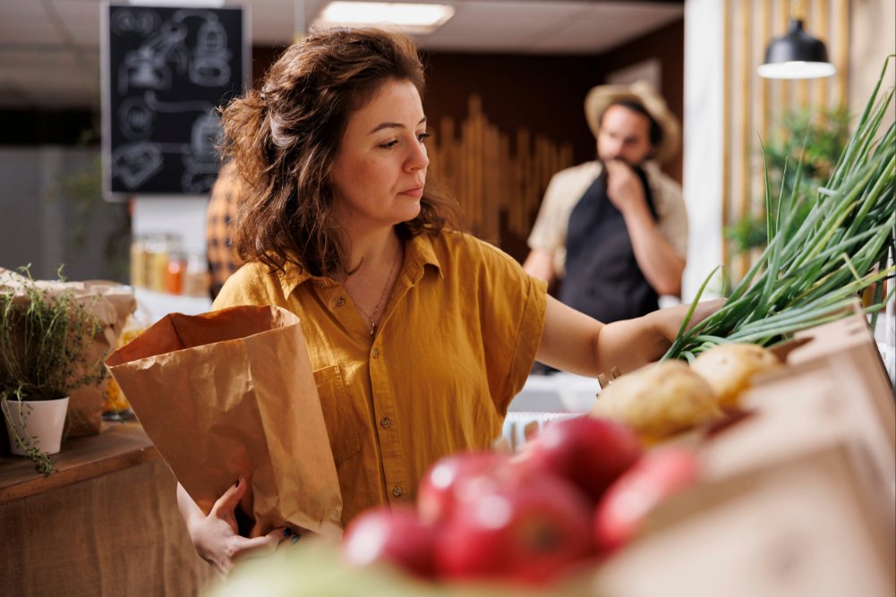 mujer eligiendo verduras para preparar sus comidas
