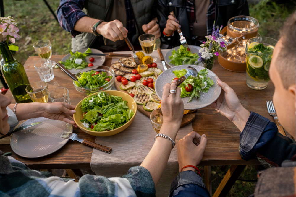 plato con ensalada de verduras para promover una alimentación saludable diaria
