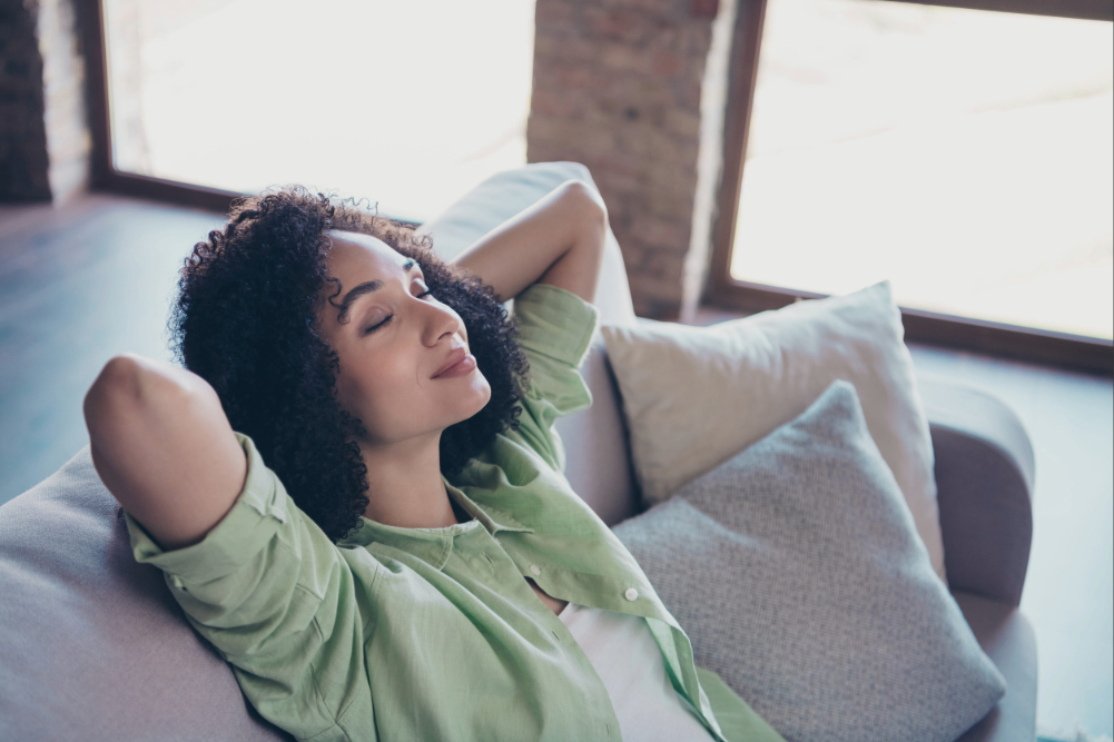 mujer relajándose en casa durante un momento de descanso