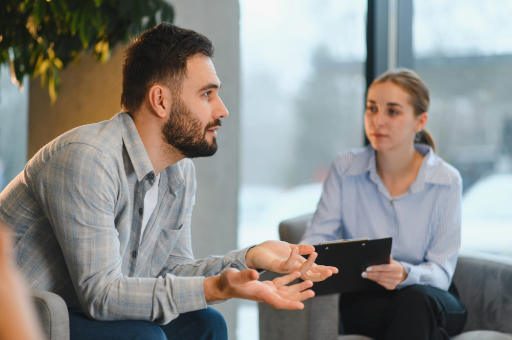 hombre en consulta con hablando sobre su salud mental, representando la importancia de la salud mental en hombres