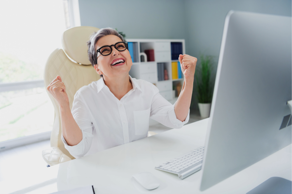 mujer celebrando el éxito de un proyecto empresarial