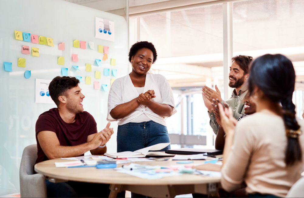 equipo de emprendedores que trabaja unido para desarrollar una idea de negocio