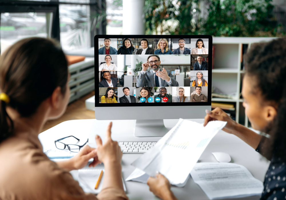 colaboradora participando en una capacitación virtual durante su jornada de home office