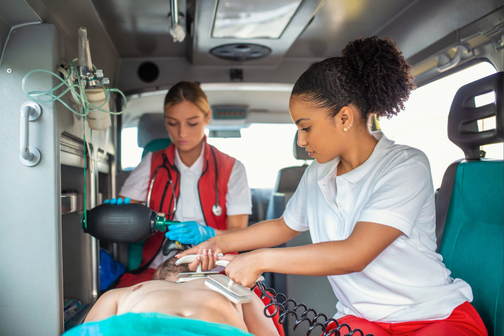 hombre herido acostado en una camilla de ambulancia como parte de la atención ante una emergencia