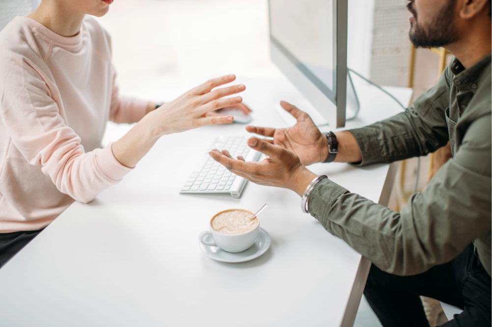 personas dialogando como ejemplo de comunicación y resolución de situaciones