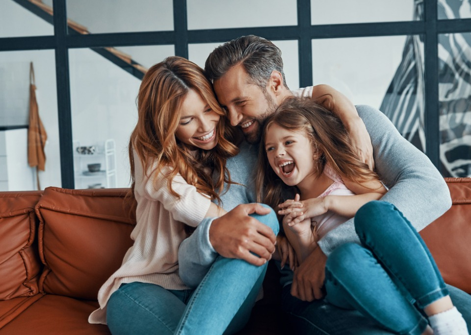 Familia jugando en casa
