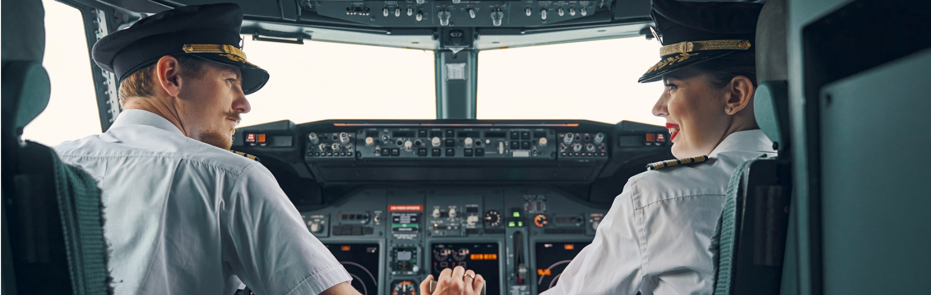 Dos pilotos en un avión