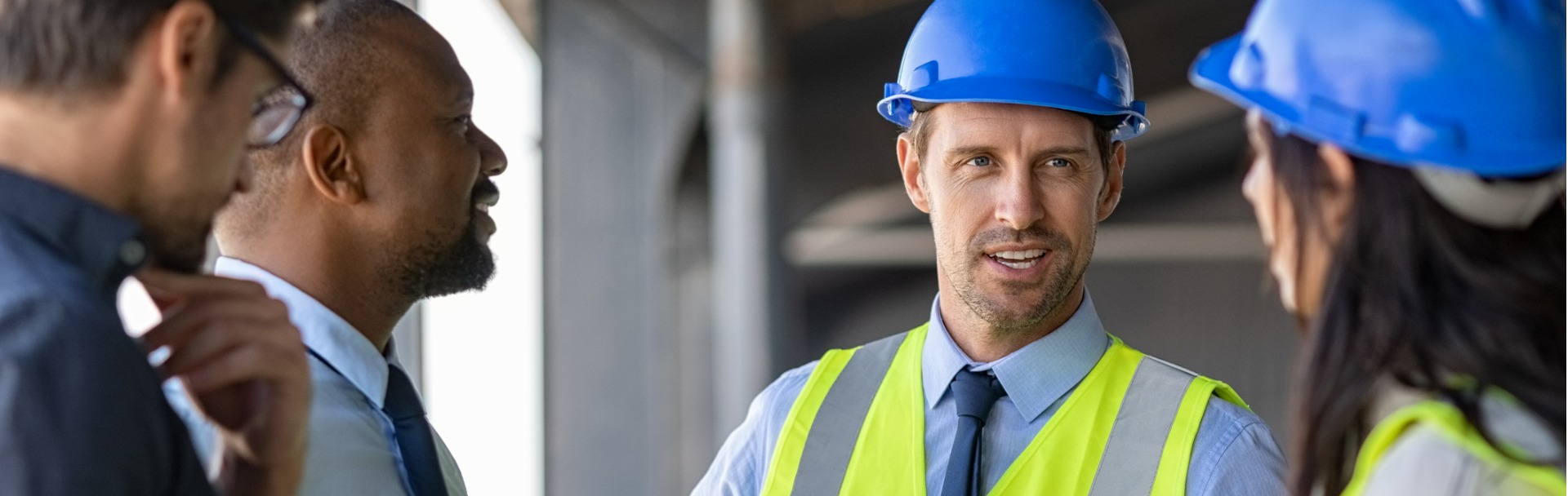 Revisión de ingenieros en construcción