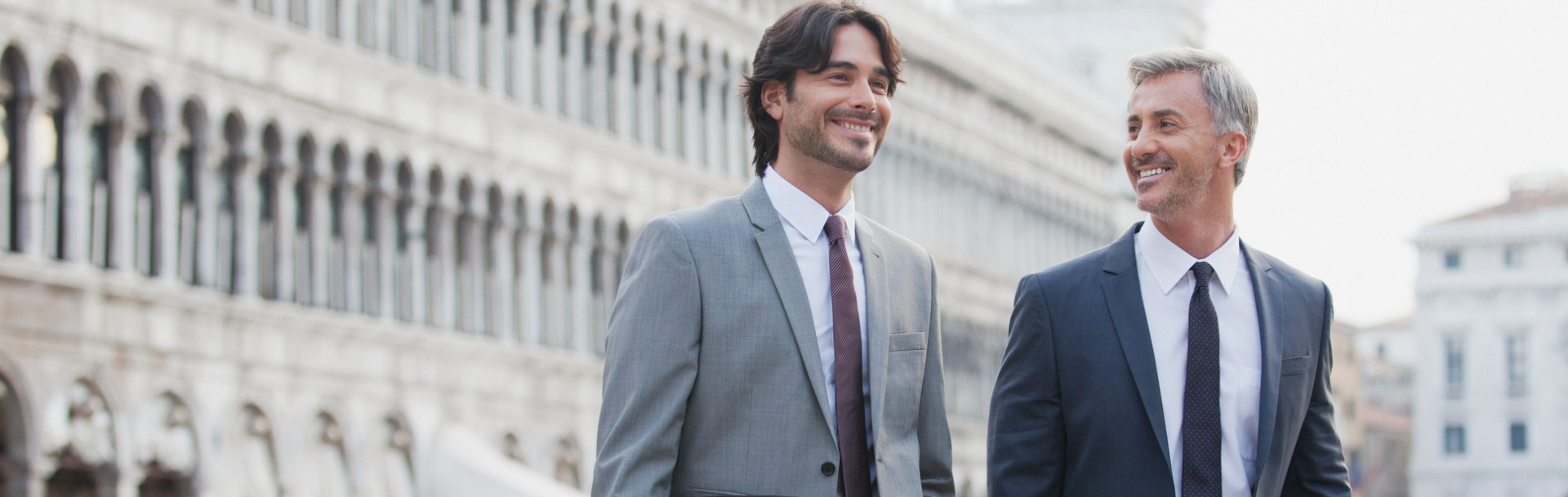 Empresarios al frente de edificio gubernamental