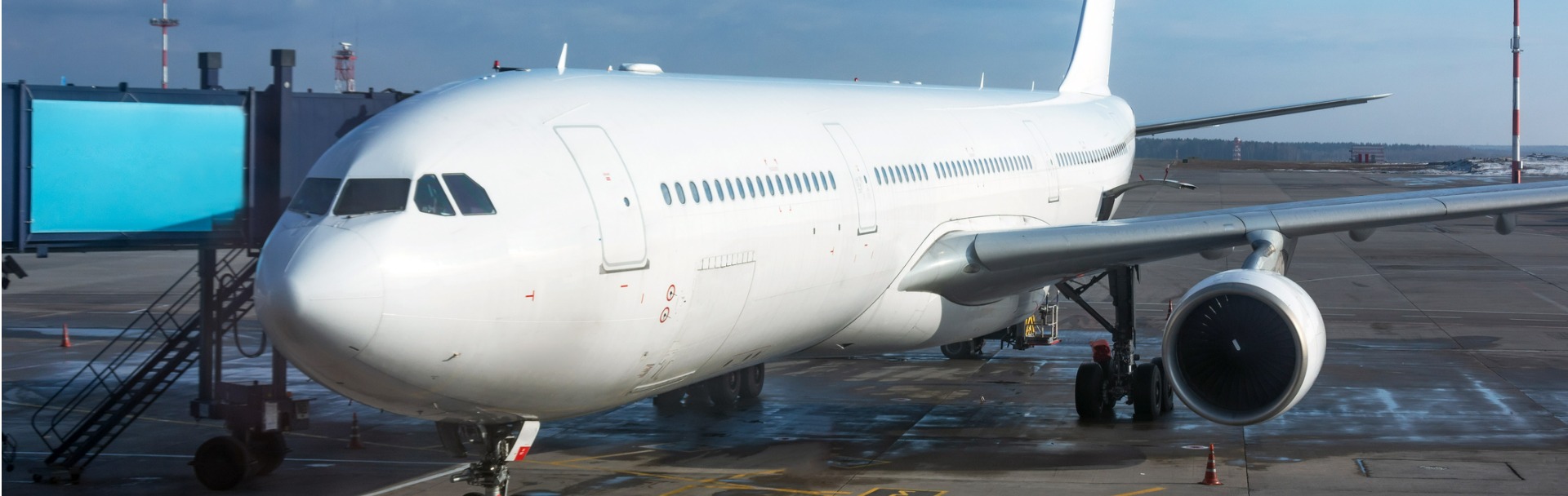 Avión en pista de aterrizaje