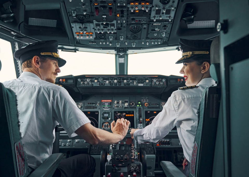 Dos pilotos en un avión
