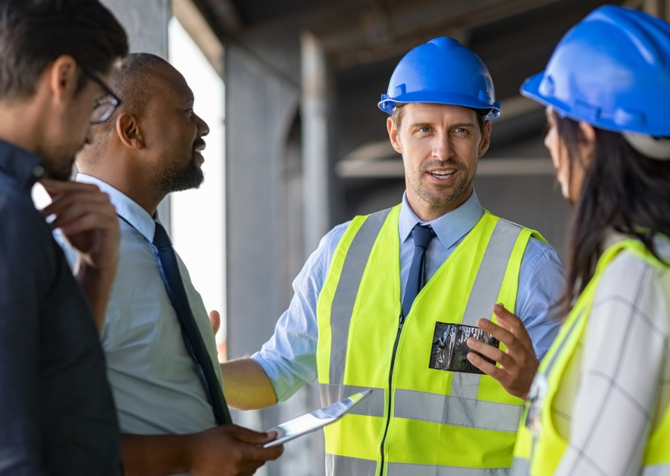Revisión de ingenieros en construcción