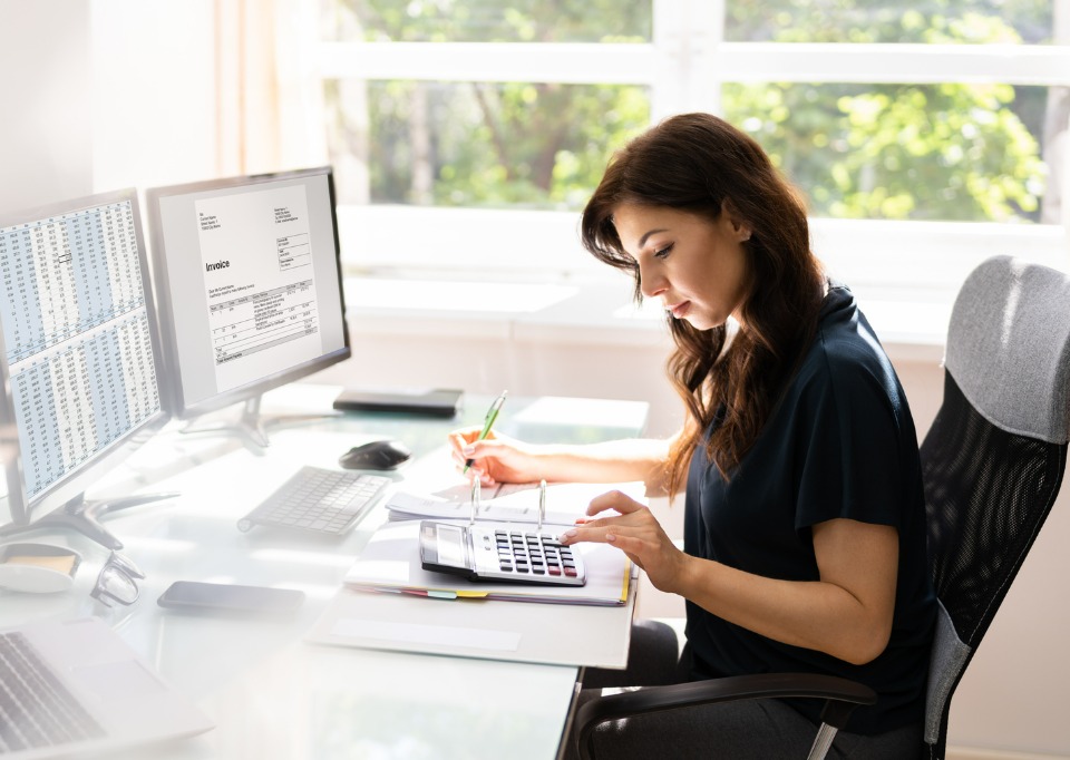 Mujer trabajando en el área financiera