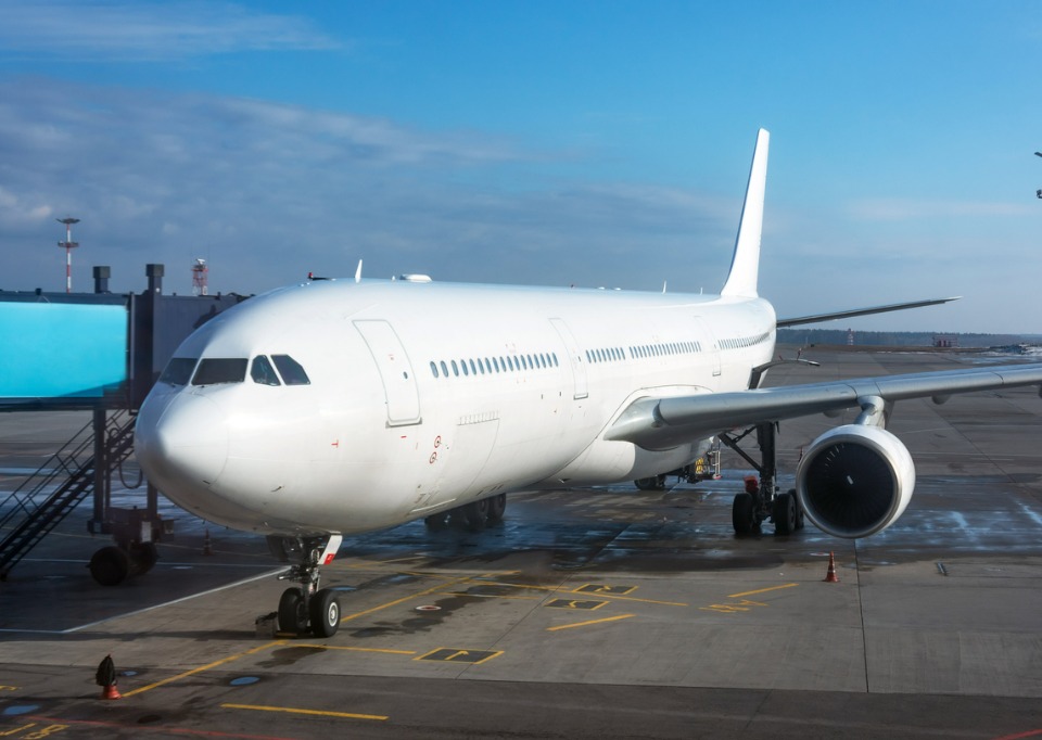 Avión en pista de aterrizaje
