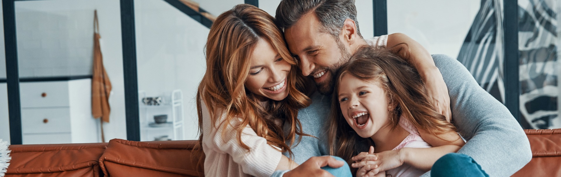 Familia jugando en casa