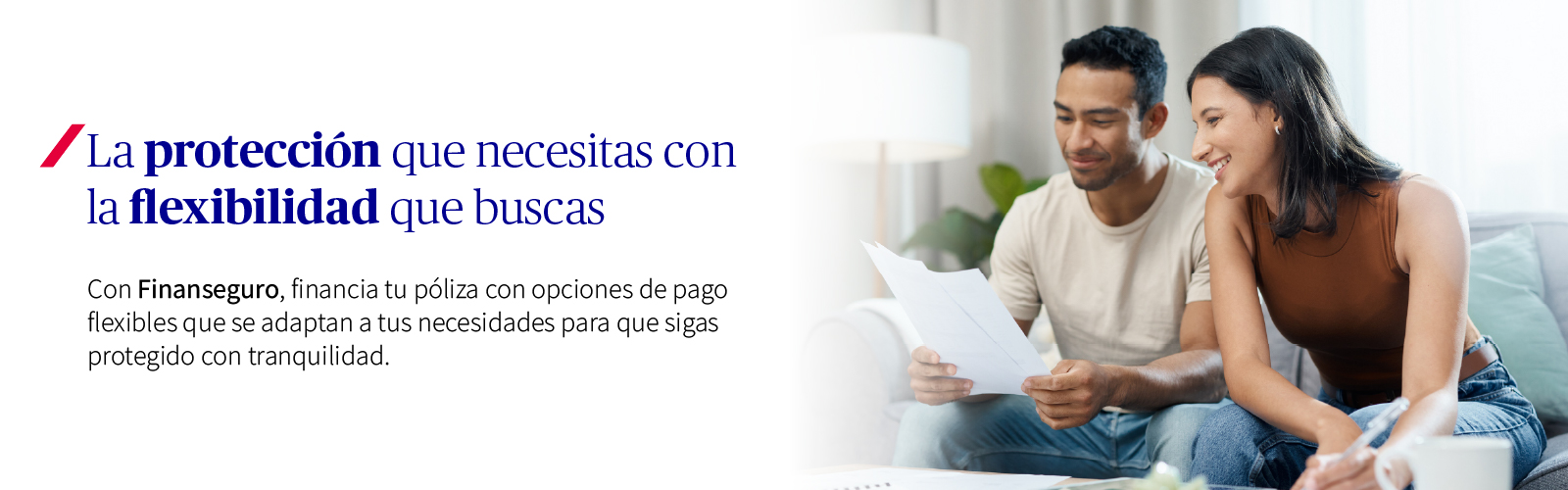 Pareja revisando el financiamiento de su seguro