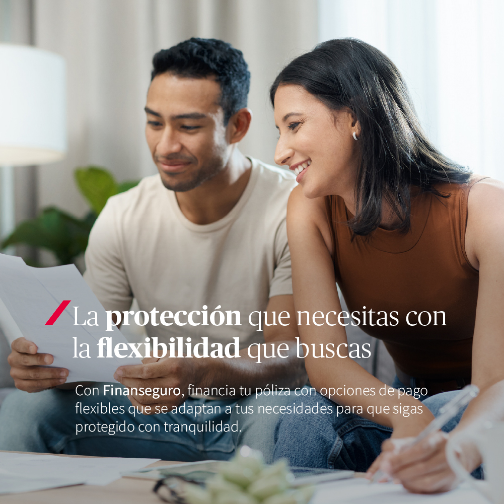 Pareja revisando el financiamiento de su seguro