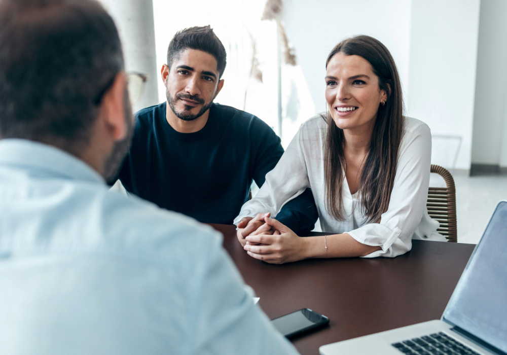 Clientes siendo atendido por un asesor